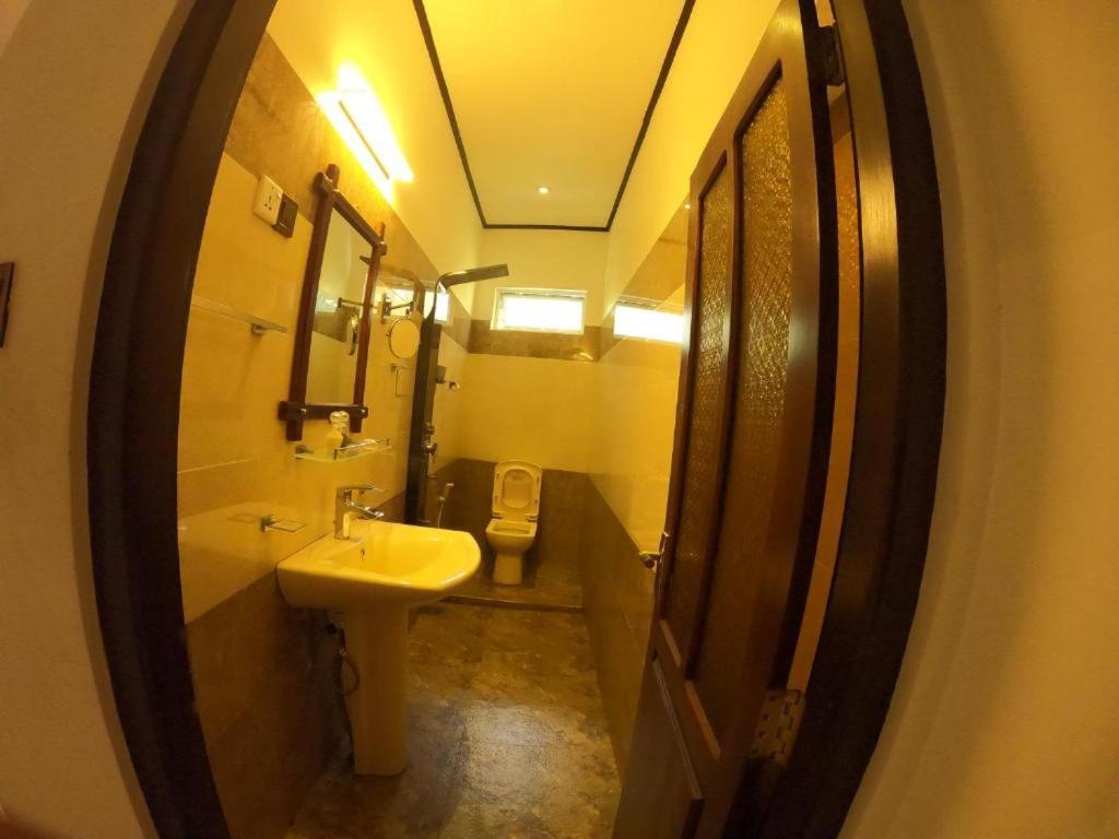 Oyo Kings Hotel Катунаяка Екстер'єр фото
